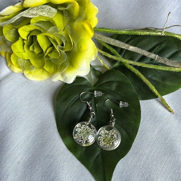 🐳Pressed White Flower Dangle Earrings - Picture 3 of 8